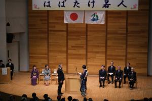 香美市二十歳の成人式で、成人代表が成人式実行委員長と向かい合い、謝辞を述べている画像