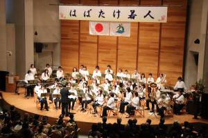 香美市二十歳の成人式で、鏡野吹奏楽団が演奏を行っている画像