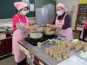 ヘルスメイトが調理している様子