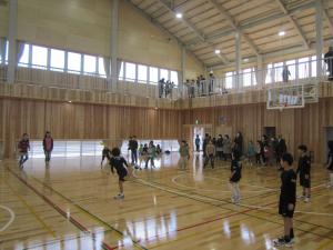 写真は、市内小学生及びスポーツ少年団員の交流を目的とした「香美市少年スポーツ交流大会（ドッヂビー）」のもよう 