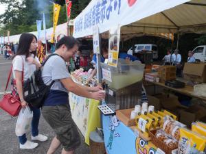 ゆずドリンクを紙コップに入れるお客さん