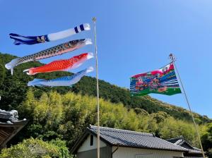 晴天を泳ぐ鯉のぼりとフラフ