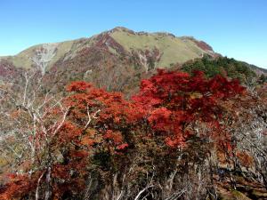 白髪山から三嶺を望む