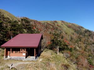 お亀岩避難小屋周辺の紅葉