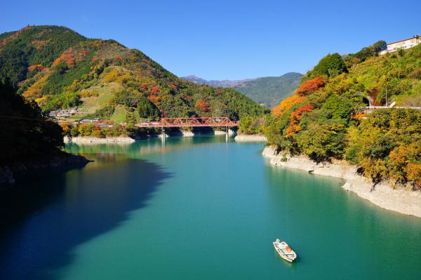 湖面の見える風景